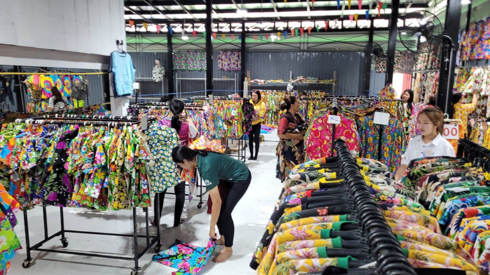 เสื้อหลากสีสันขายดีมาก รับเทศกาลสงกรานต์ - Phitsanulok Hotnews