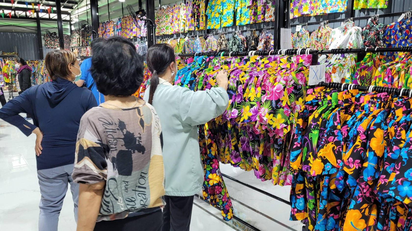 เสื้อหลากสีสันขายดีมาก รับเทศกาลสงกรานต์ - Phitsanulok Hotnews